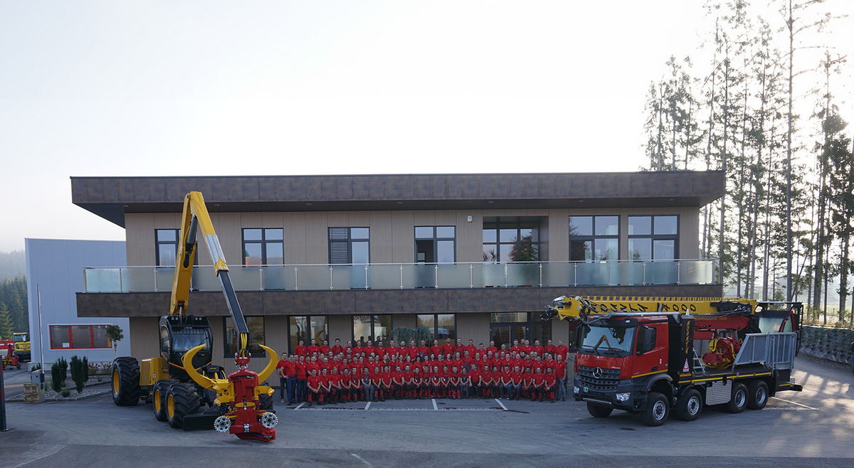 Professionelles Team vor modernem Bürogebäude