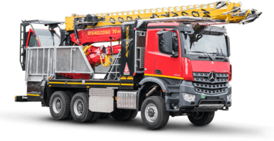 Immagine di un camion per attrezzature con corde rosso e giallo con braccio gru