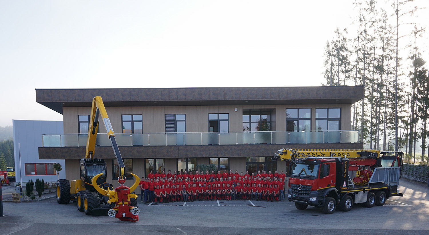 Professionelles Team vor modernem Bürogebäude